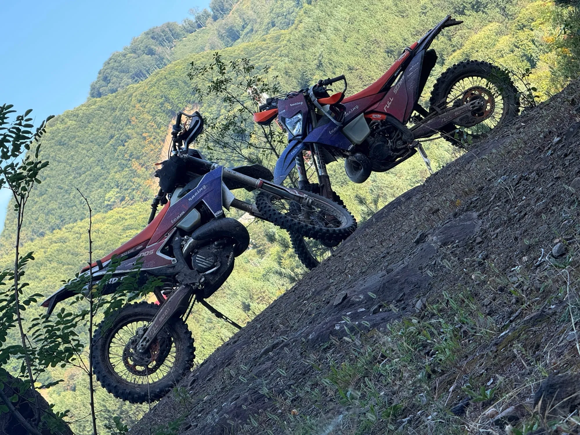 Motorky ve svahu